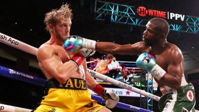 Logan Paul llevó una carta Pokémon colgada del cuello al combate contra Floyd Mayweather