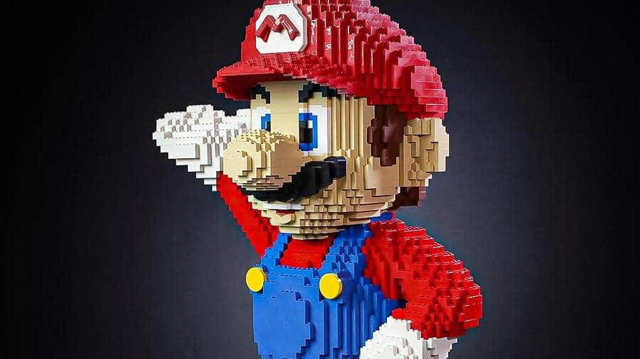 Esta estatua de tamaño real de Super Mario creada con piezas de LEGO es absolutamente genial, aunque su precio no lo es tanto