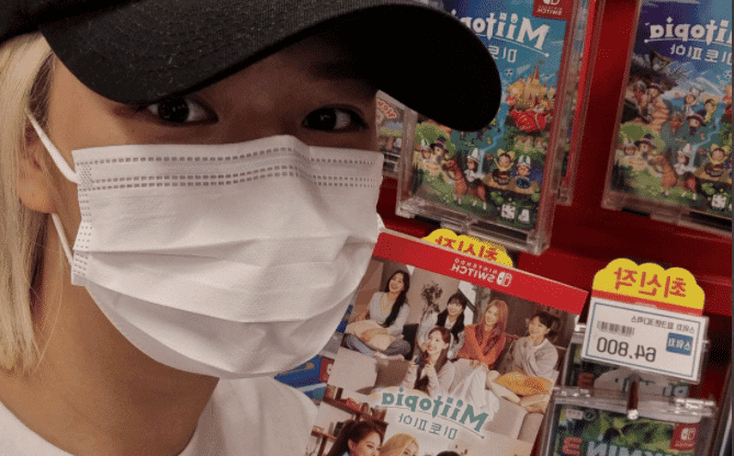 Jeongyeon de TWICE enseña su copia de Miitopia después de promocionar el juego en Corea del Sur