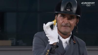 José Antonio García Mena sorprende a los fans de Pokémon al sacar este muñeco en los Juegos Olímpicos