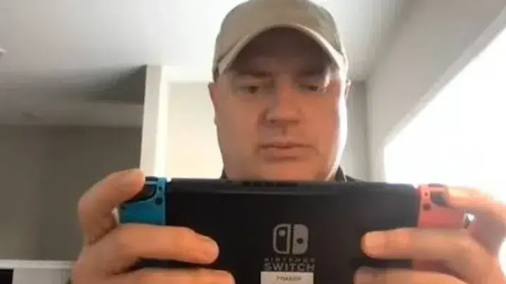 El actor estadounidense Brendan Fraser, pillado justo antes de iniciar una  entrevista jugando con su Nintendo Switch - Nintenderos - Nintendo Switch,  Switch Lite