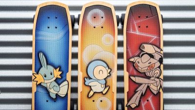 Merchandise Pokémon: tocadiscos, auriculares, pósters, monopatines, camisetas, accesorios, colgante y más