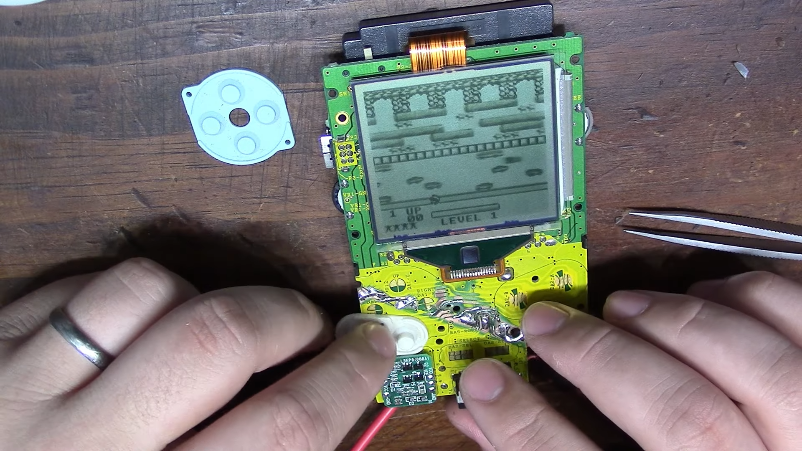 Reviven una Game Boy Pocket después de que fuese partida por la mitad