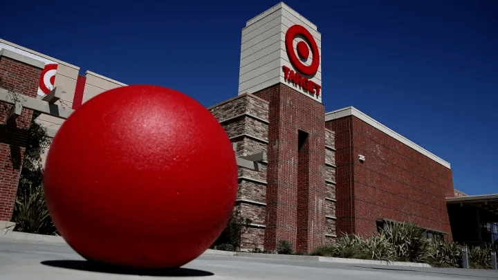 Target viste sus icónicos bolardos rojos de Kirby y la tierra olvidada