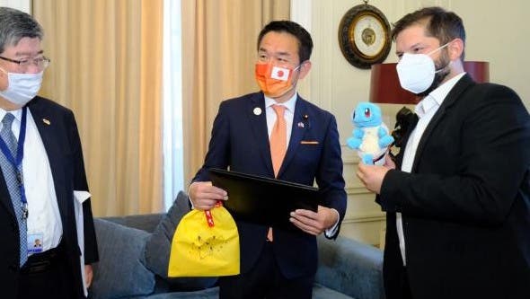 Un ministro japonés regala un peluche de Squirtle al nuevo presidente de Chile
