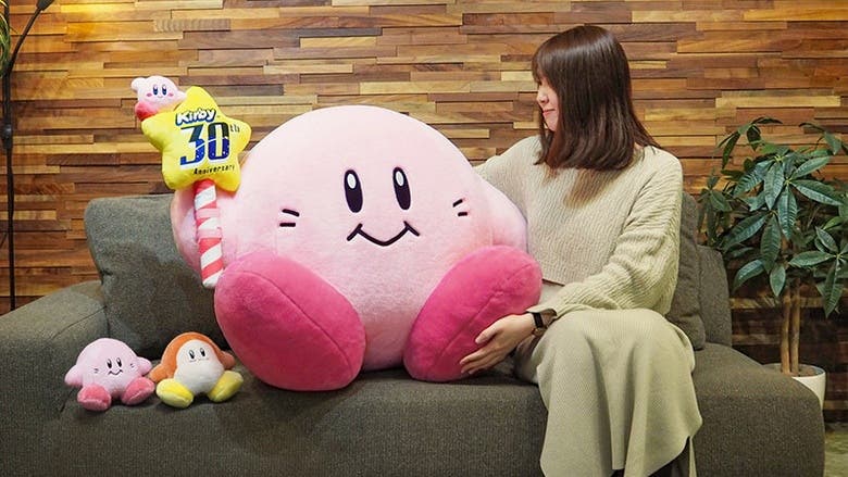 Este nuevo peluche gigante de Kirby clásico celebra su 30º