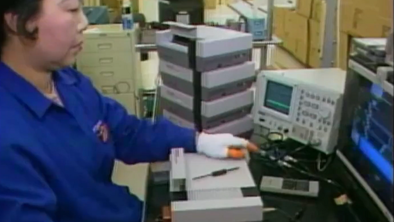 Vídeo de 1989 muestra una frenética línea de montaje de NES
