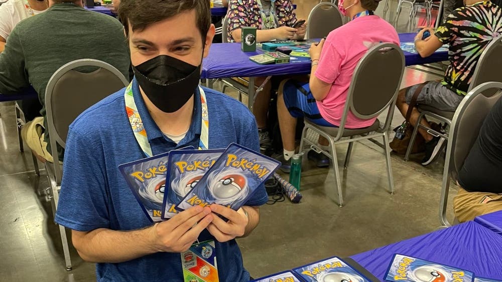 Un jugador de JCC Pokémon se vuelve viral al participar en un torneo usando solo cartas gigantes