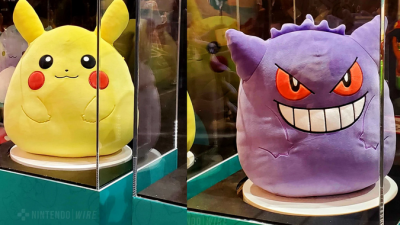 Se muestran los peluches Squishmallow Pokémon de Pikachu y Gengar