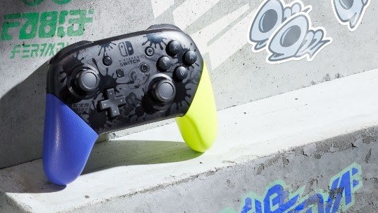 Un vistazo detallado a la Nintendo Switch OLED y el Pro Controller de Splatoon 3