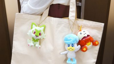 Llévate a los iniciales de Paldea contigo con estos llaveros Pokémon de peluche