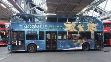 Todos estos buses de Hogwarts Legacy están recorriendo Londres