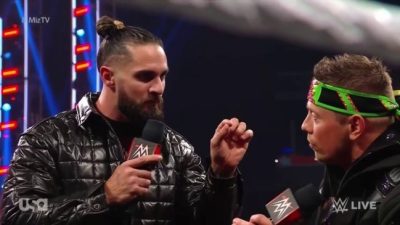 Las superestrellas de la WWE The Miz y Seth Rollins se pelean por Super Mario