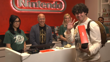 Momentazo: Mira cómo vendió Doug Bowser la primera copia de Zelda: Tears of the Kingdom en Nintendo NY