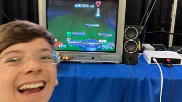 Se hace un selfie en medio de un torneo de Super Smash Bros. Melee