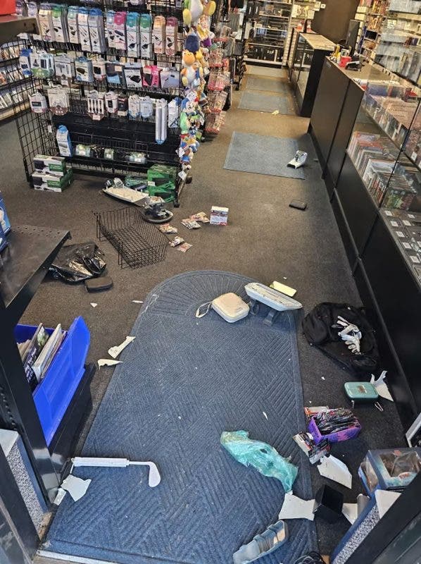 Cartas Pokémon: Ladrones se estrellan contra el techo de una tienda tras robar más de 25000 dólares