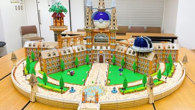 Alucina con el proceso de construcción de esta recreación de la Academia Naranja de Pokémon con LEGO