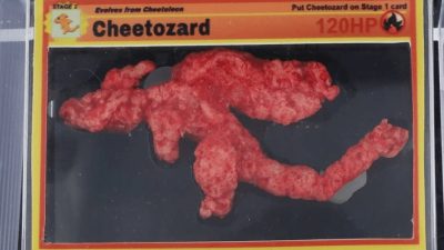 El «Cheetozard», un Cheeto en forma del Pokémon Charizard, se está subastando por más de 1.000$
