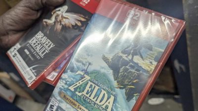 Empleados de tiendas muestran juegos de Nintendo Switch 2 que ya están recibiendo