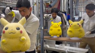 Tintorería se vuelve viral por su servicio de limpieza de peluches Pokémon de «Pikachu gordo»