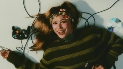 La medallista de oro olímpica Alysa Liu posa con Game Boy y GameCube para este artículo de Teen Vogue