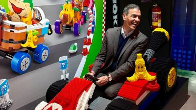 «Venga, ¿dónde está la marcha?» Pedro Sánchez sube a bordo de LEGO Mario Kart en su visita al OXO Museo del Videojuego