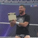 Una NES se convierte en arma durante este combate de AEW