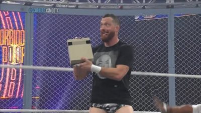 Una NES se convierte en arma durante este combate de AEW